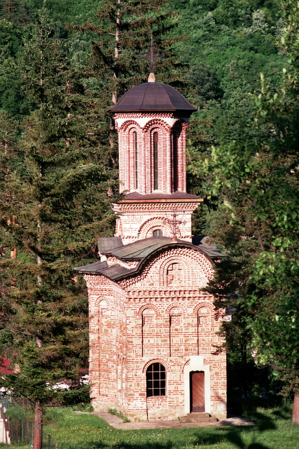 <p>The Chapel of the Holy Apostles, known as Bolniţa (&ldquo;hospital&rdquo;, &ldquo;hospice&rdquo;), exterior (source: Wikimedia)</p>