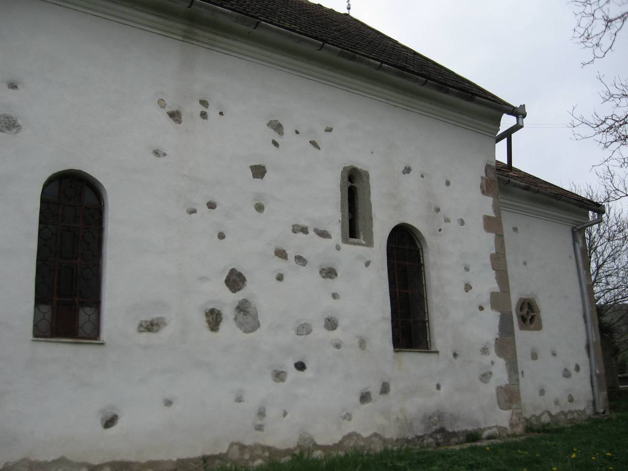 <p>Medieval and modern window frames on the church&rsquo;s southern fa&ccedil;ade, second half of the 14 th century, profiled stone and masonry of raw and profiled stone, Church of St. Nicholas in Ribița, Hunedoara County, Romania (source: D. Gh. Năstăsoiu)</p>