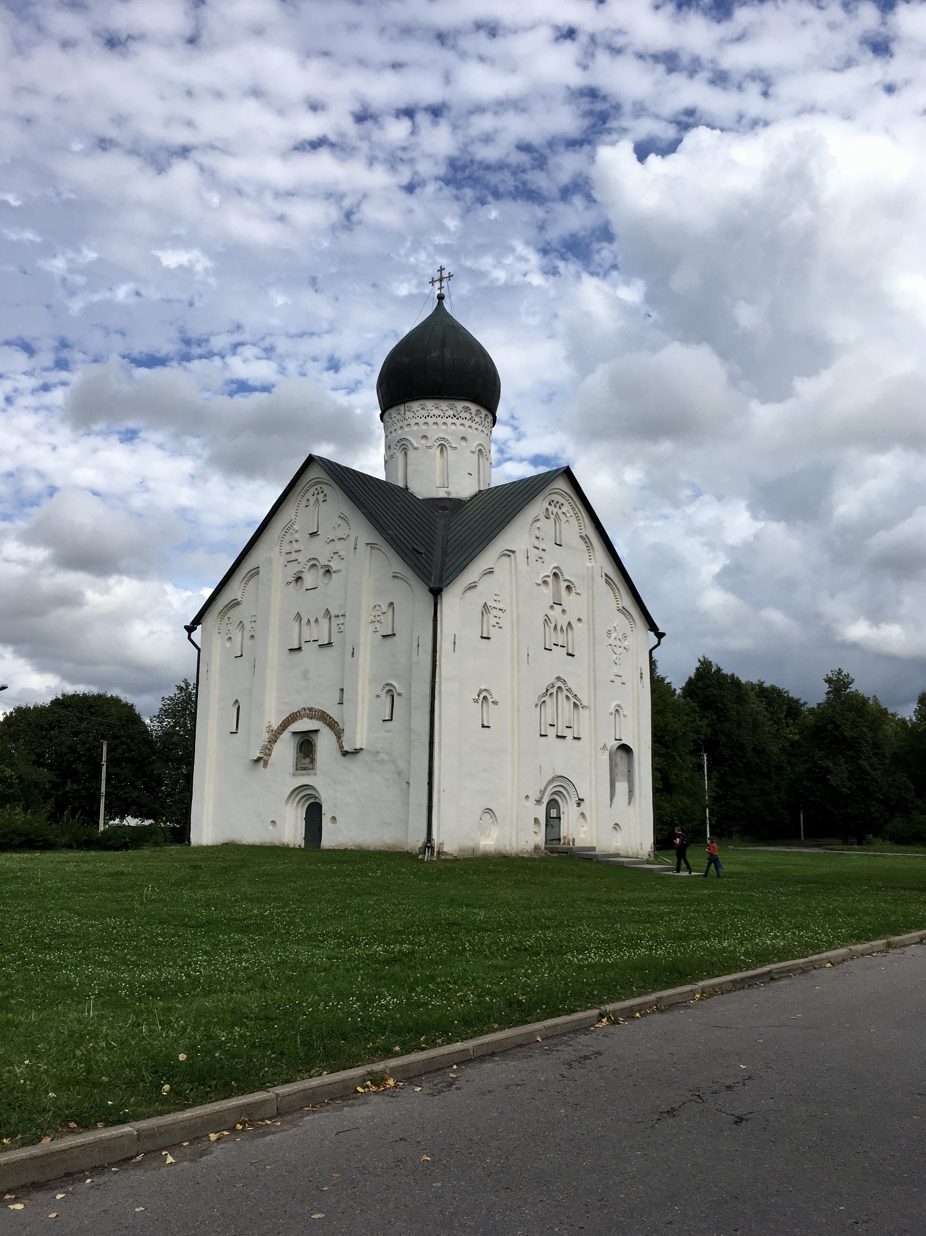 <p>Church of the Transfiguration of Our Savior on Ilyina Street, 1374, view from southwest, Veliky Novgorod (source: O. Yunak)</p>